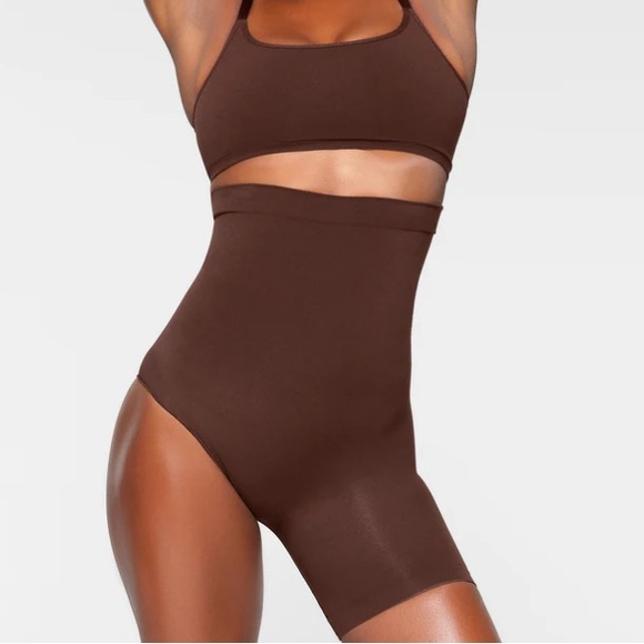 Skims seamless sculpt SOLUTION SHORT RIGHT LEG EXPOSED - Picture 2 of 7